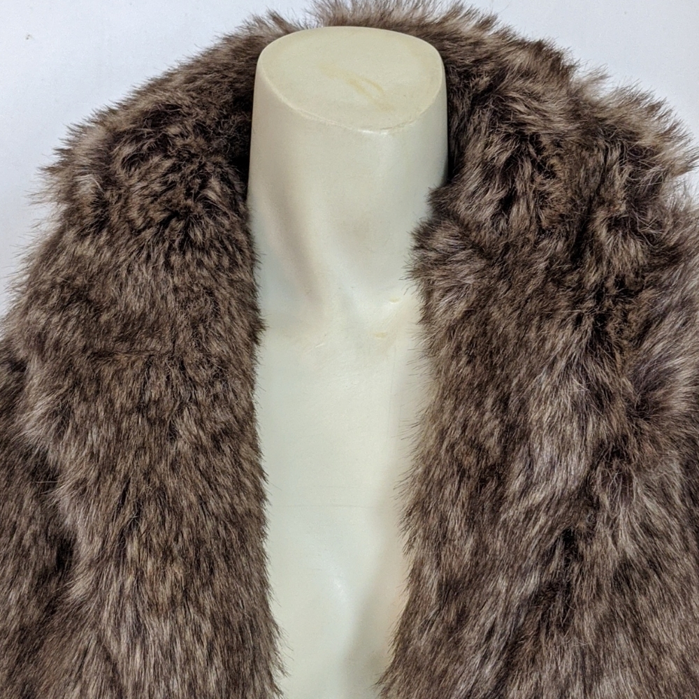 Coffeeshop Faux Fur Vest size Medium - Picture 9 of 9